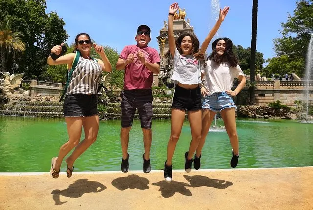 Family Private Tour: Churros, Hot Chocolate & Games in Barcelona