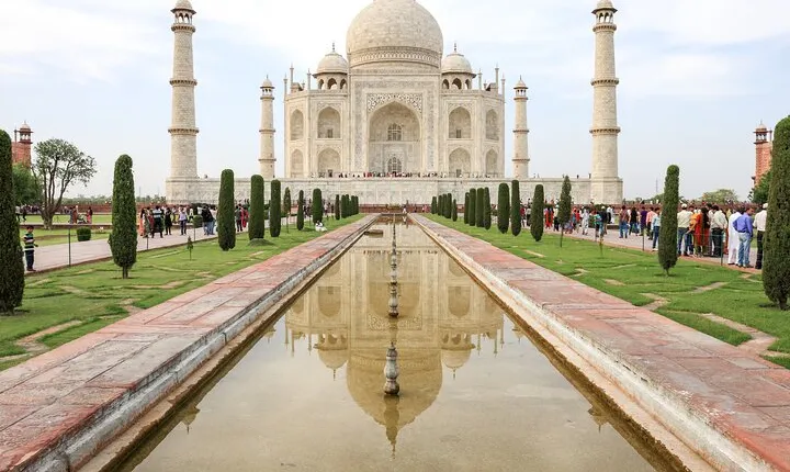 Taj Mahal from Delhi by Gatimaan Express - Trip with 5-Star Lunch