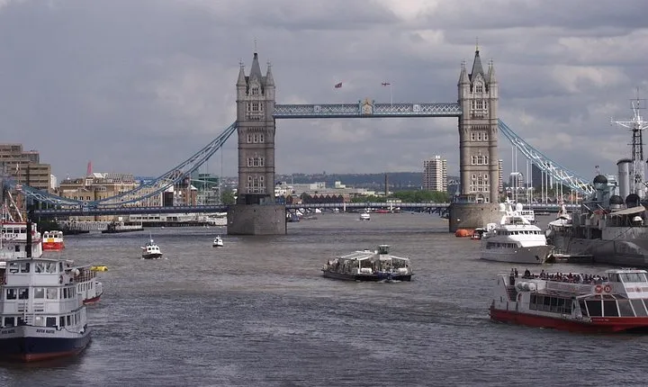 Private One Way or Round Trip Transfer: Luton Airport to London City