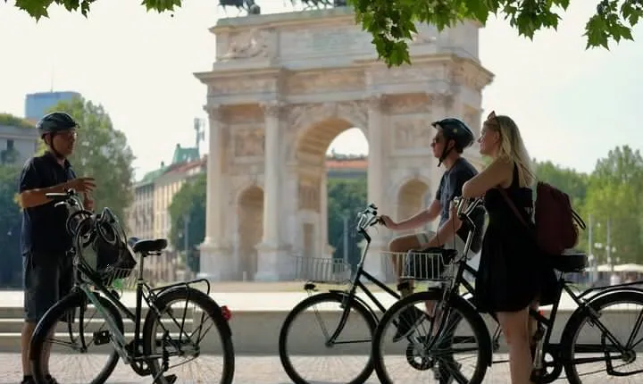 Milan: Bicycle Tour Live Tourist Guide 3 hours and half