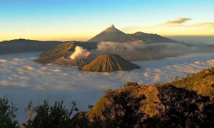 Surabaya-Bromo-Tumpaksewu Waterfall-Ijen-Bali. All Entrance Incl.