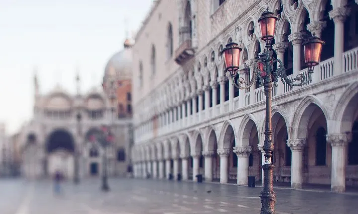 Venice Walking Tour and Gondola Ride- T15