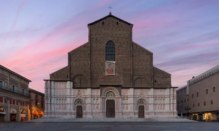 Private Bologna City Photo Walking Tour