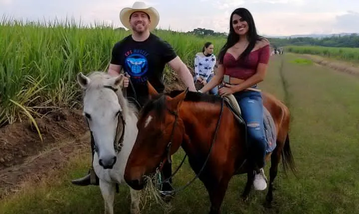 Cali: Horseback riding through beautiful landscapes and mountains