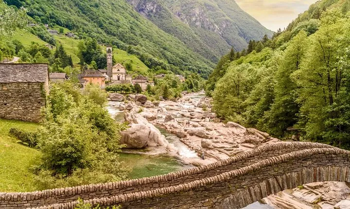 Valle Verzasca: Ascona 007 Dam & Crystal Waters Swimming