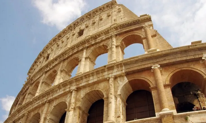 Private Transfer from Milan to Rome with 2h Sightseeing Stops, Local Driver