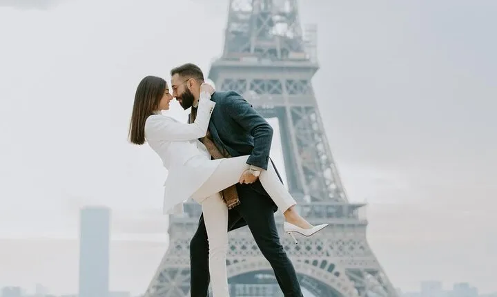 Paris Guided Day Tour with Cruise and Professional Photoshoot