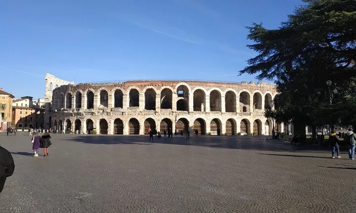 3-Hour Walking Tour with Guide Discovering Verona