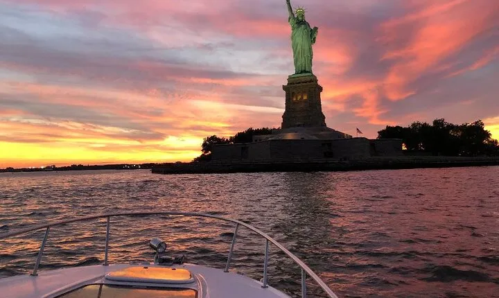 Private Luxury Sunset Boat Tour in New York City - 1 Hour