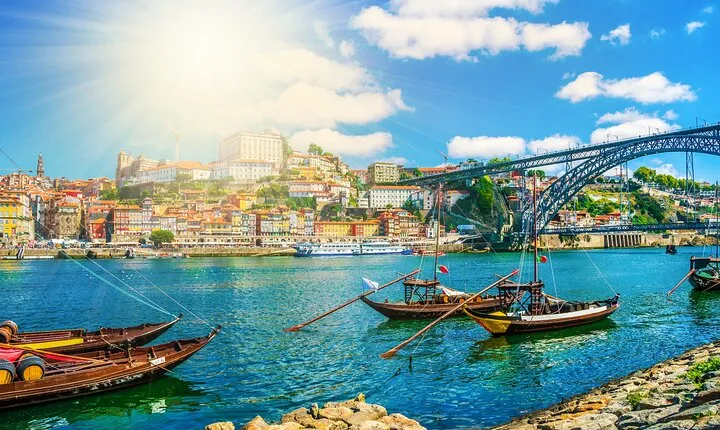 Private car transfer from Lisbon to Porto with 2h for sightseeing