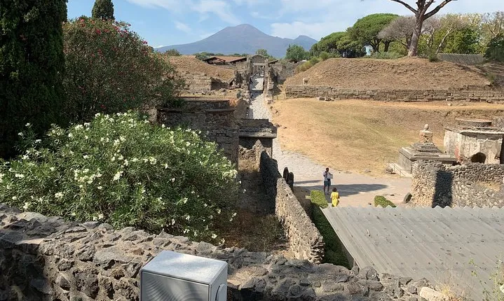 Transfer Naples to Positano and stop in Pompeii
