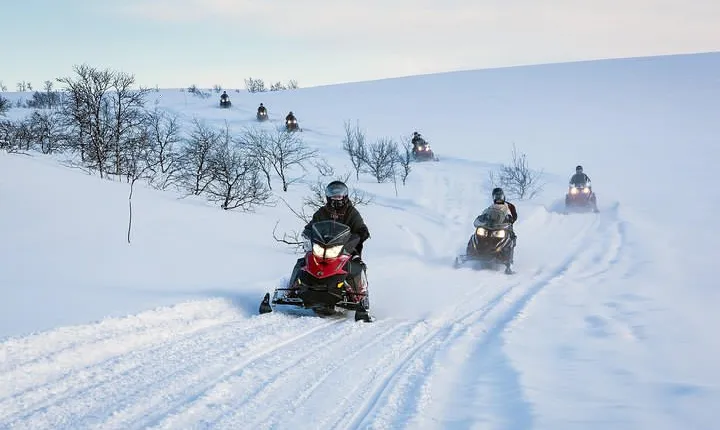 Snowmobile safari in the mountain plateau of Finnmarksvidda