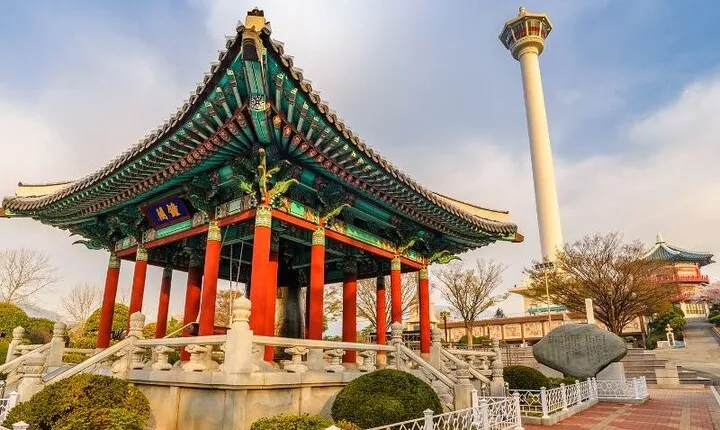 Busan: Jagalchi Market & Gamcheon Village Walking Tour With Guide