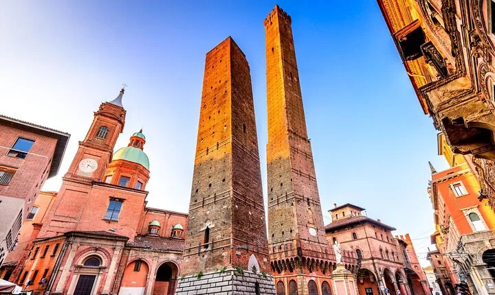 Bologna Scavenger Hunt and Best Landmarks Self-Guided Tour