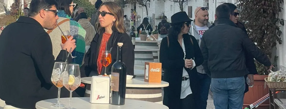 Alberobello guided walking tour with food tasting and wine