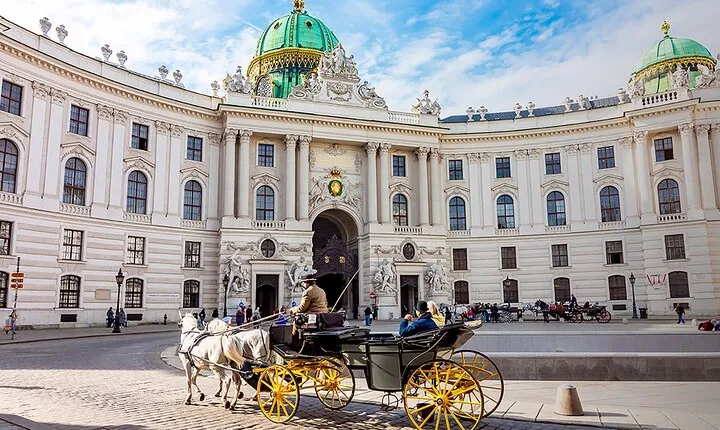 Vienna City Pass Premium Walking Tour and 2 Top Attractions