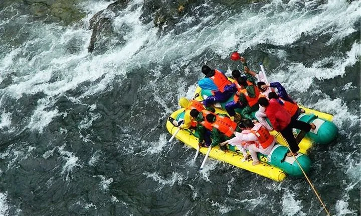Mengdong River Rafting Adventure and Furong Old Town Private Tour