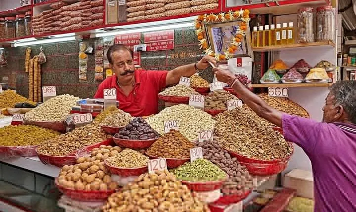 Guided Old Delhi Walking Tour with Rickshaw Ride & Local Meal