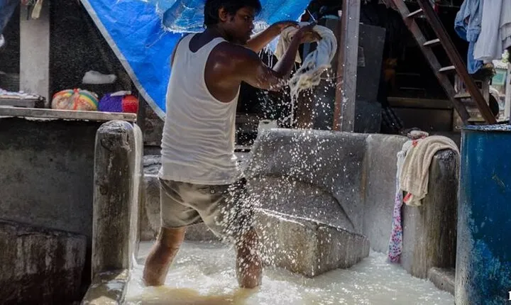 Dhobi Ghat Open Air Laundry & Dharavi Slum Tour with Local Train 