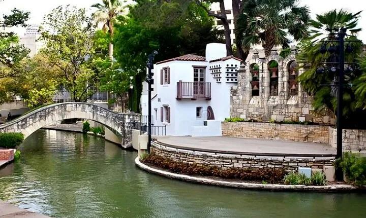 San Antonio Highlights Private Walking Tour with a Guide