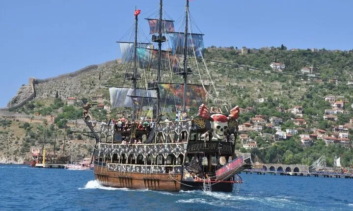 Alanya: Pirates Yacht Tour with Lunch and Soft Drinks