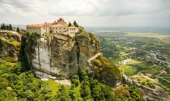 Full Day Tour to Meteora and Vergina From Athens Including Dinner