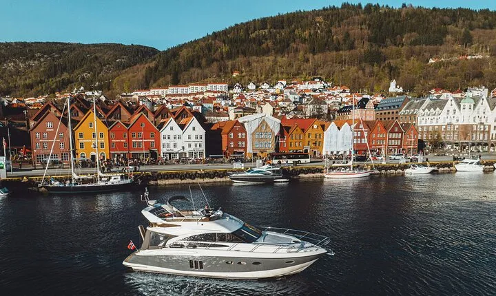 3 h private yacht-cruise around Bergen