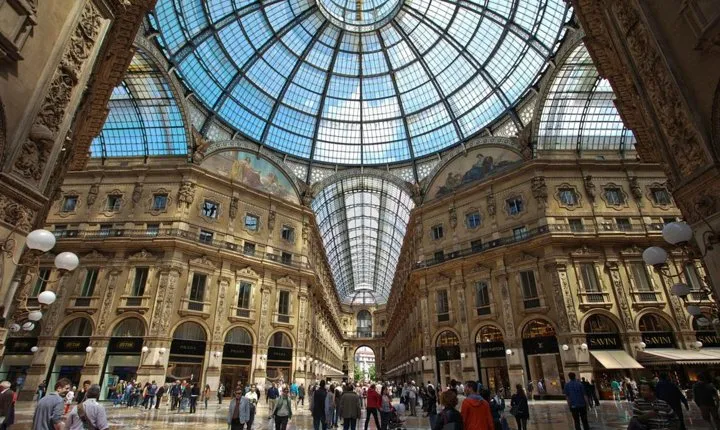 Private 4-Hour Walking Tour of Milan with private official tour guide