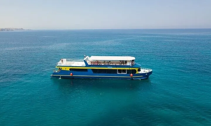 Hurghada:Catamaran Conquest 2-Hour Semi-Submarine and Snorkeling 