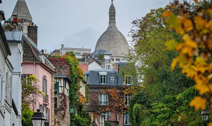 Montmartre Cabarets Absinthe and Bohemian Life Walking Tour