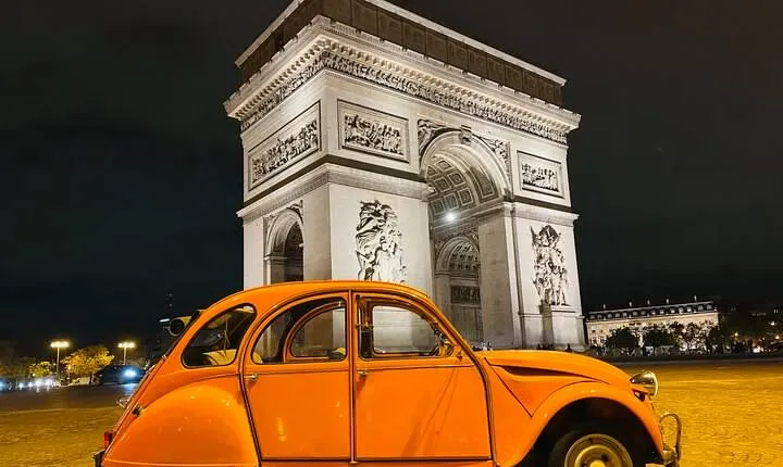 Private one-hour excursion to Paris in a Classic Citroën