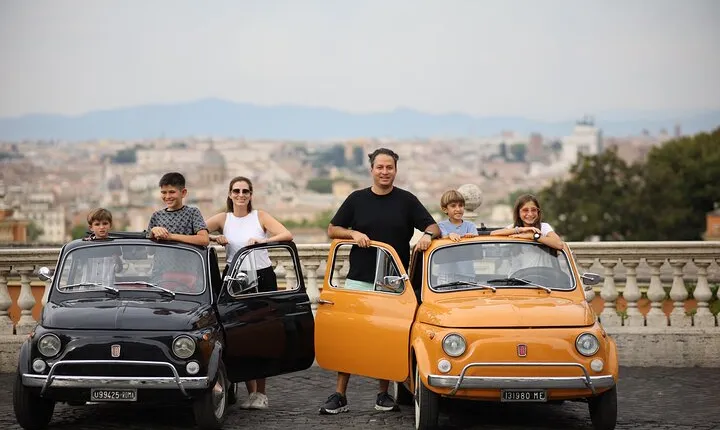 La Dolce Vita Photoshoot in Rome aboard a Vintage Fiat 500