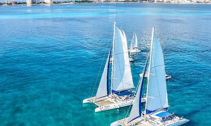 Go to Isla Mujeres In a catamaran with all inclusive from Cancun book now!