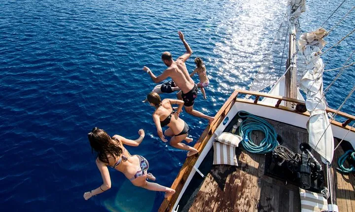 Santorini Sunset Dinner Cruise Including Nea Kameni Visit