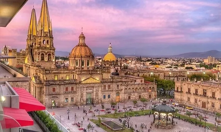 Guadalajara Must-See Attractions Walking Tour with a Guide