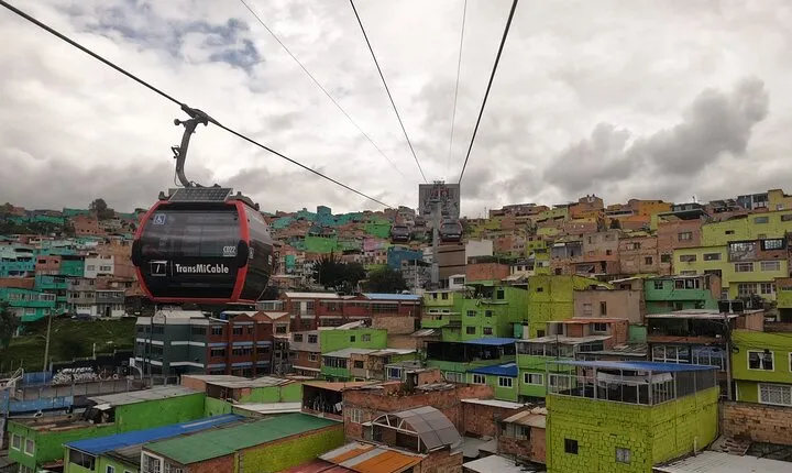 District Ciudad Bolivar by cable car, tour and graffiti workshop 