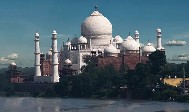 Full-Day Private Tour in Taj Mahal by Gatiman Express Train 