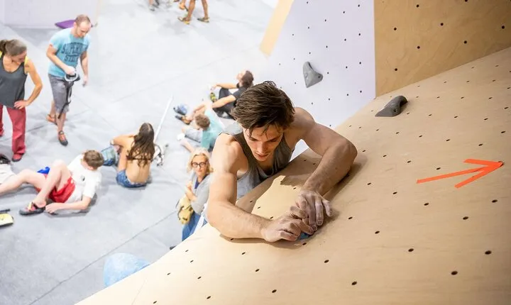 Paris - Combo Full Day Climbing Room and Fluorescent Mini Golf