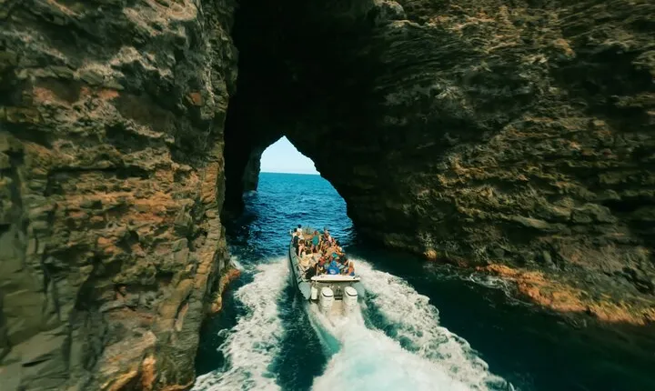 Nā Pali Coast Zodiac Raft Sea Caves Expedition on Kauai