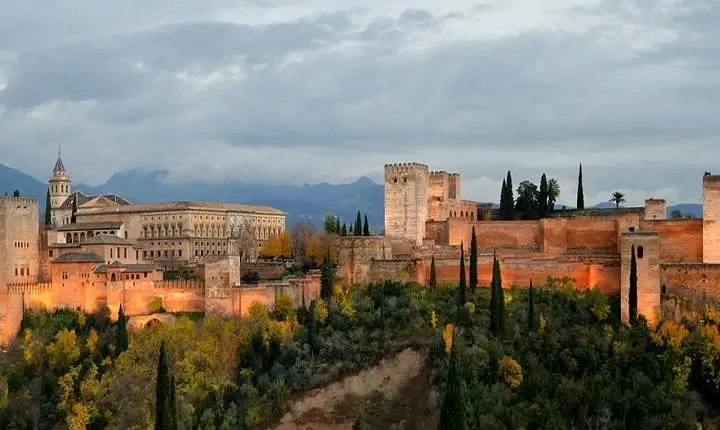 Alhambra: Skip-the-Line to Nasrid Palaces & Generalife