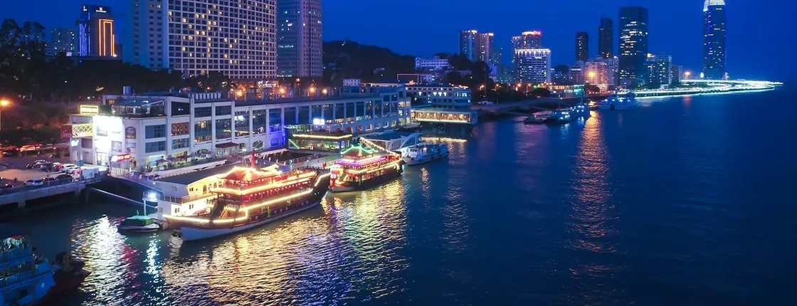 Xiamen night tour with Lujiang Cruise and Zhongshan Old Town
