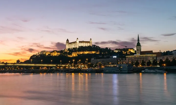 Private transfer from Budapest to Prague with a Sightseeing stop in Bratislava
