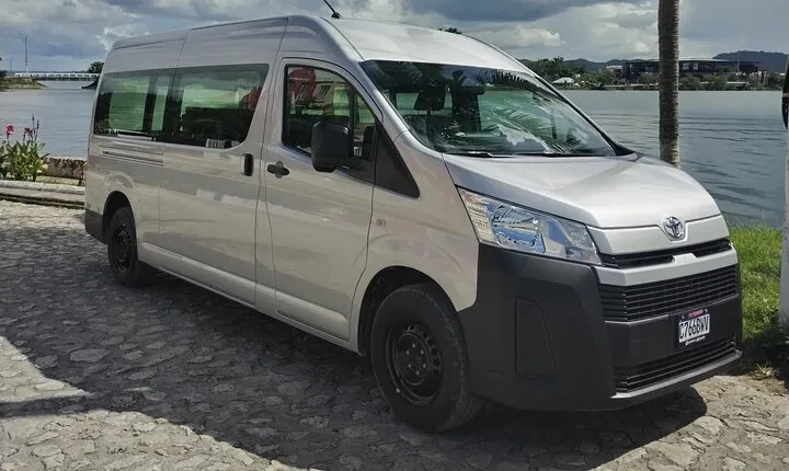 Round-Trip VIP Exclusive Transfer to Tikal from Flores Guatemala