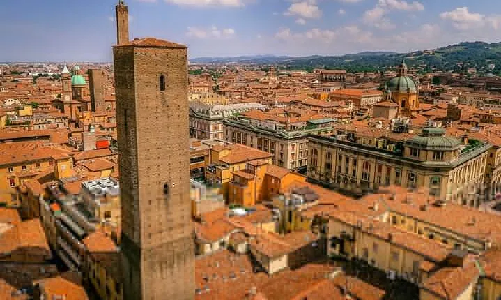 Private or semi-private tour of the historic center of Bologna