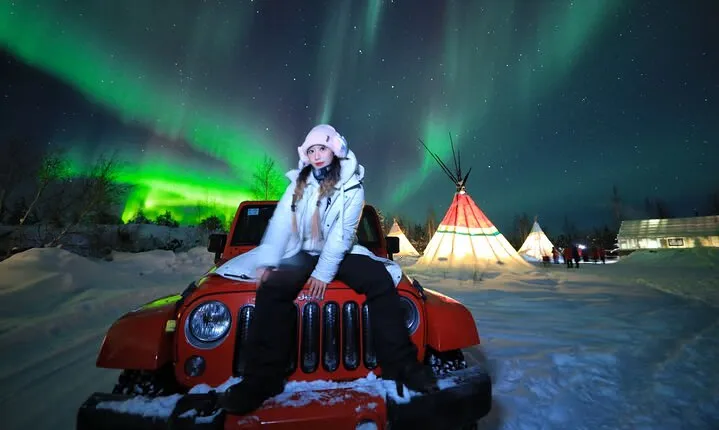 Yellowknife Aurora viewing at Aurora Lodge + Aurora Hunting