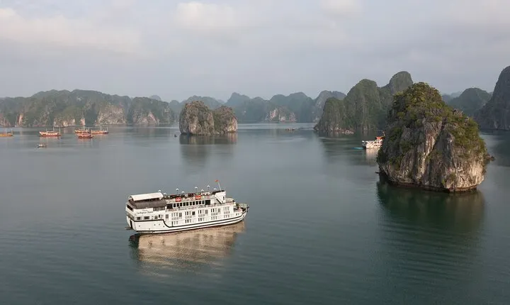 La Regina Classic Cruise, Stunning Bai Tu Long Bay 2 Day 1 Night