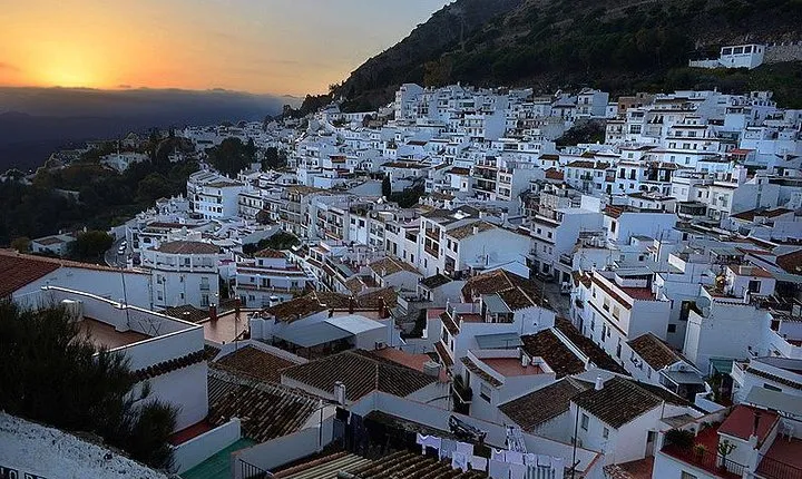 Private 8-hour Tour to Mijas Marbella and Puerto Banús from Malaga