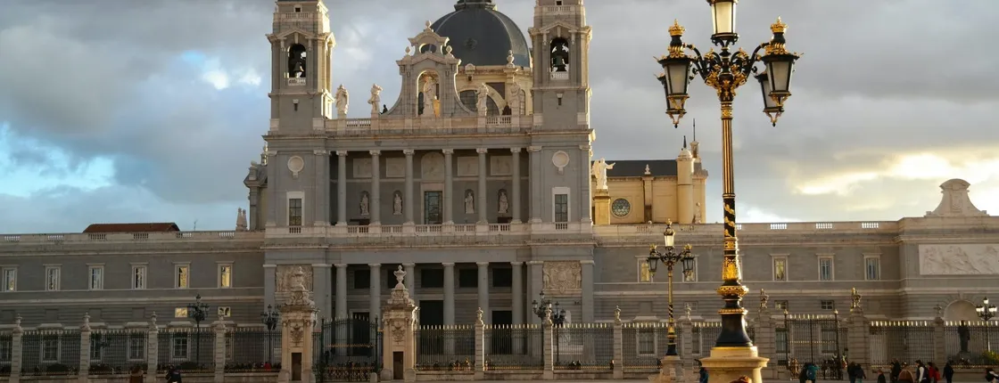 Guided tour with access to the Royal Palace and the Almudena Cathedral