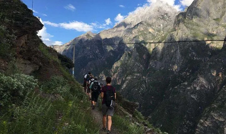 2-Days Tiger Leaping Gorge Hiking Tour from Lijiang