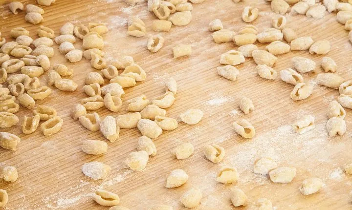 Cesarine: Pasta & Tiramisu Class at Local's Home in Bari